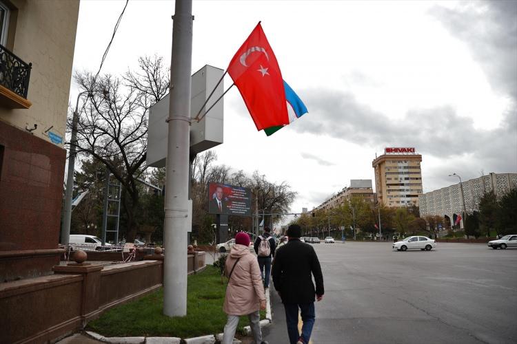 <p>Özbekistan'ın başkenti Taşkent, Türkiye Cumhurbaşkanı Recep Tayyip Erdoğan'ı karşılamak için hazırlandı.</p>
