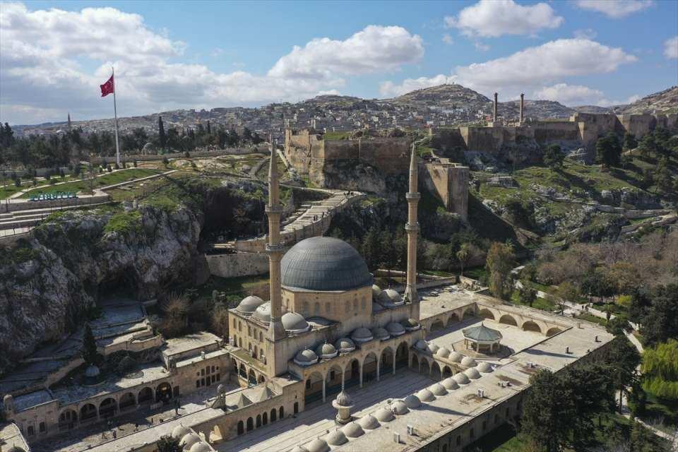 <p>Hazreti Eyyüp'ün çile çektiği makam olarak kabul edilen "Sabır Mekanı"nın yanı sıra sahabelerin cuma namazlarını kıldığı Ulu Cami ile Hasan Paşa ve Yusuf Paşa gibi tarihi camiler, kentte en çok ilgi çeken mekanların başında geliyor.</p>
<p> </p>