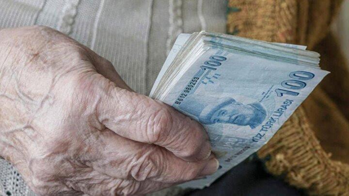 <p><strong>HERKESE AYNI ÖDENECEK</strong></p>

<p>Bayram ikramiyeleri tüm emeklilere yanı miktarda ödeniyor. Burada maaşın miktarına bakılmıyor. Böylece artış olursa tüm emekliler aynı anda yararlanıyor. Bankaların verdiği promosyon ise emekli maaşına göre belirleniyor. İkramiyeler dul ve yetim maaşı alanlara ise hisse oranında ödeniyor.</p>
