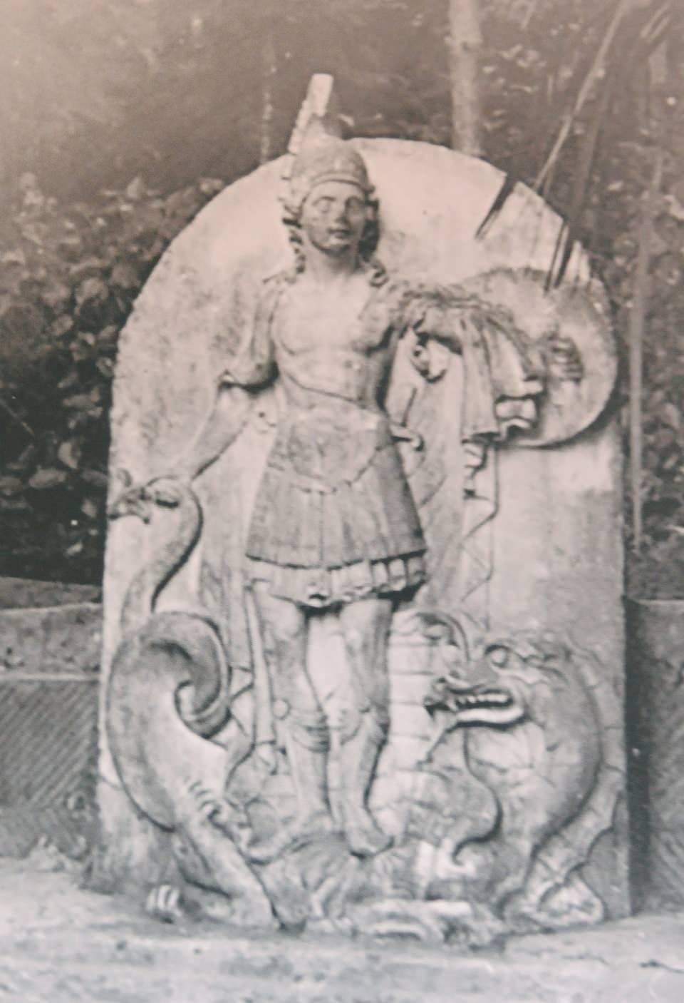 <p><strong>Tarihi eser 1600 yıl sonra Termal’den ayrılacak<br />
<br />
​</strong>İmparatorlar, krallar, sultanlar tarafından da yüzyıllar boyunca şifa merkezi olarak kullanılan kaplıcalardaki tarihe tanıklık eden kabartma, Yalova Müzesi’ne devredileceği öğrenildi. Bunla ilgili çalışmaların sürdürüldüğü bildirildi. O zamana kadar tarihi eser Termal Otel lobisinde sergileniyor.</p>
