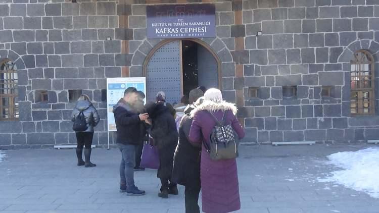 <div>Osmanlı Devleti tarafından doğu sınırlarının korunması için yapılan ve Osmanlı-Rus Savaşı'nda bir tabur askerin şehit düştüğü, literatüre "Kanlı Tabya" olarak geçen Kafkas Cephesi Harp Tarihi Müzesi, yerli ve yabancı turistlerin akınına uğruyor.</div>

<div> </div>
