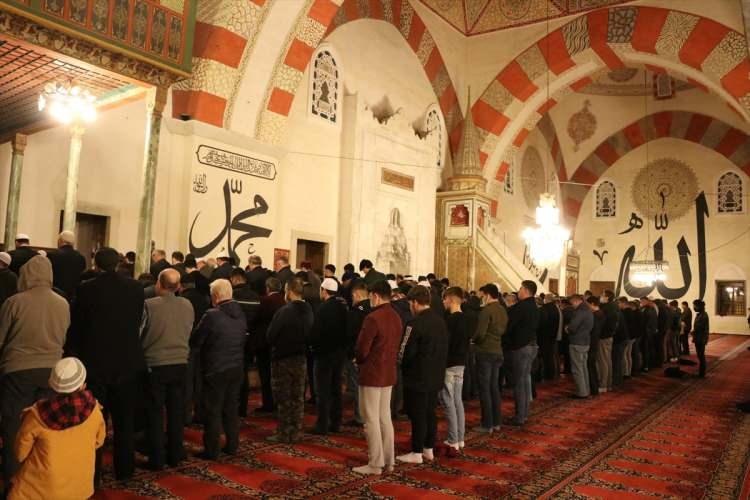 <p>Trakya'da ilk teravih coşkusu </p>
<p>On bir ayın sultanı ramazan, kılınan ilk teravih namazı ile başladı. Edirne'de vatandaşlar Selimiye, Eski ve Üç Şerefeli camiler olmak üzere kentteki camileri doldurdu. Restorasyonun devam ettiği Selimiye Camisi'nde vatandaşlar ibadet için ayrılan bölümde teravih namazını kıldı.</p>
<p> </p>