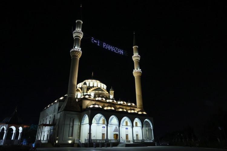 <p><strong>İzmir'de ilk teravih namazı kılındı </strong></p>