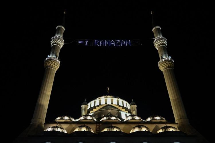 <p>İzmir'de vatandaşlar, ramazanın ilk teravih namazını eda etti. Yatsı ezanının okunmasıyla vatandaşlar başta Yeşilyurt Ulu Cami olmak üzere şehirdeki camileri doldurdu. Çok sayıda çocuk da aileleriyle camiye geldi.</p>
<p> </p>