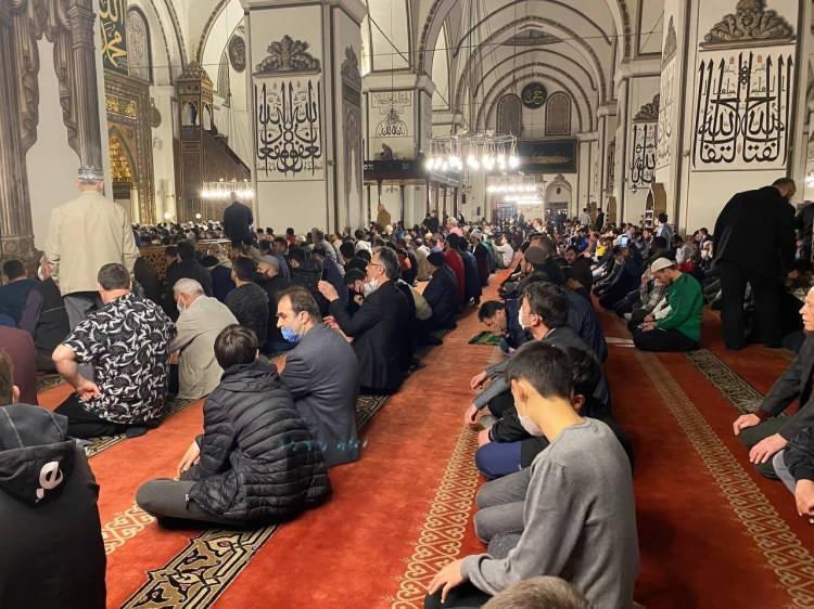 <p>Bursalılar ilk teravih için Ulu Camii’ne akın etti  </p>
