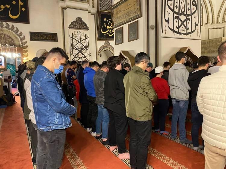 <p>On bir ayın sultanı olan Ramazan ayı Bursa’da dualarla karşılandı. Ulu Camii’nde ilk teravi namazı coşkusu yaşanırken Ulu Camii’nde doldu taştı.</p>

<p> </p>
