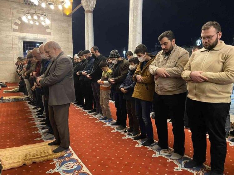 <p>Konya’da vatandaşlar Ramazan ayının başlamasıyla 2 yıl aranın ardından ilk teravih namazını kılmak için camilere akın etti.<br />
Ramazan ayının ilk teravih namazını kılmak isteyen vatandaşlar akşam saatlerinden itibaren camilere gelmeye başladı.</p>
