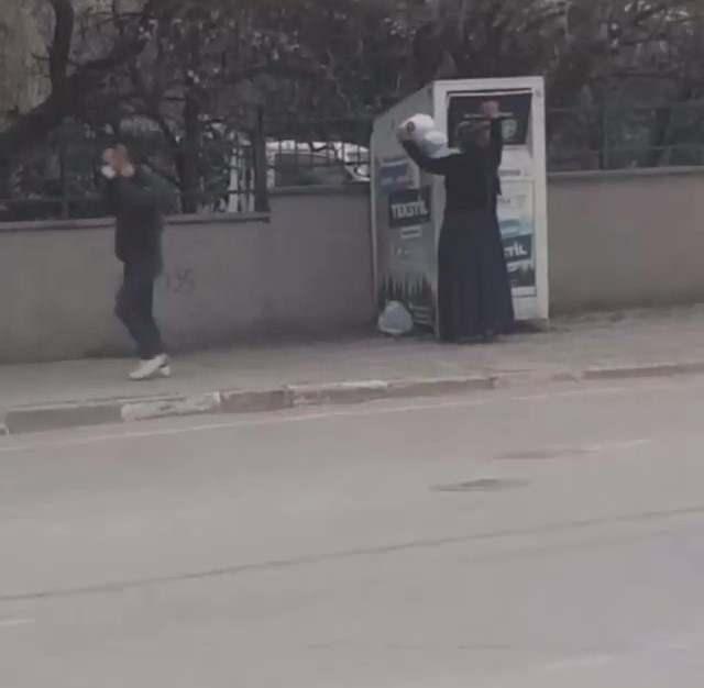 <p><strong>“İlk defa böyle çocukla yapılan bir hırsızlık gördük”</strong></p>

<p>Arkadaşlarıyla birlikte börekçide otururken olaya şahit olduğunu anlatan Burak Keleş, “Köşede bir tane kıyafet kumbarası var. Arkadaşlarımla o tarafa doğru bakarken orada bir olay fark ettik. </p>
