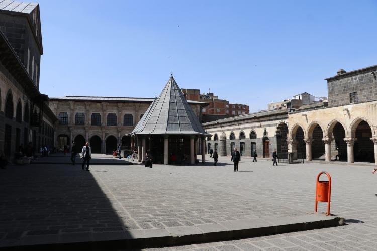 <p>Ramazan ayının da başlamasıyla beraber oruç tutan Diyarbakırlıların çoğu hafta sonunda evlerinde kalmayı tercih etti. Ramazan ayı öncesi insan kalabalığının oluştuğu kentin tarihi mekanları ise sessizliğe büründü. </p>
