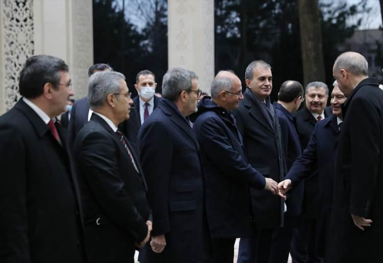 <p>T&uuml;rkiye Cumhurbaşkanı Recep Tayyip Erdoğan, &Ouml;zbekistan Cumhurbaşkanı Şevket Mirziyoyev tarafından K&ouml;k Saray'da resmi t&ouml;renle karşılandı. T&ouml;ren kıtasını denetleyen Erdoğan ve Mirziyoyev, daha sonra heyetlerini birbirine takdim etti.</p>
