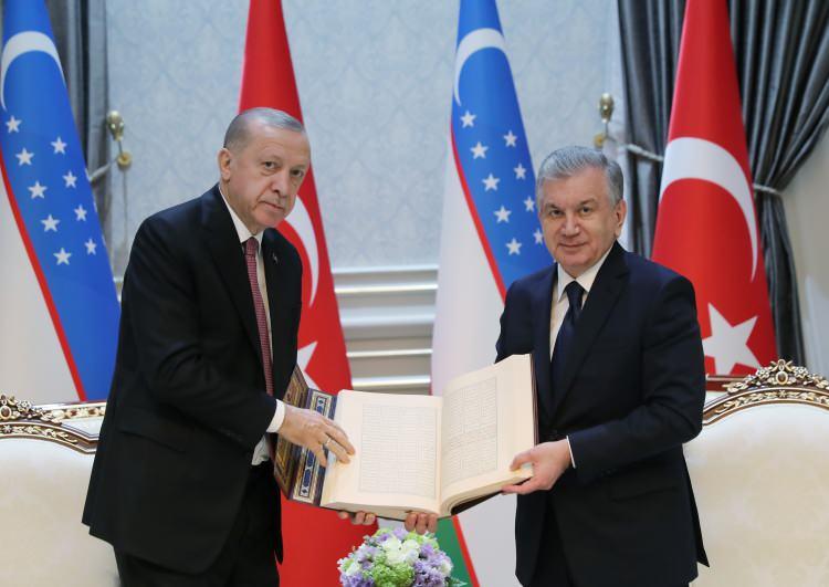 <p>&Ouml;zbekistan resmi ziyareti kapsamında başkent Taşkent&rsquo;te bulunan Cumhurbaşkanı Recep Tayyip Erdoğan, &Ouml;zbekistan Cumhurbaşkanı Şevket Mirziyoyev&rsquo;e Ali Şir Nevai Kulliyatı&rsquo;nın &ouml;zel basımını hediye etti.&nbsp;</p>

