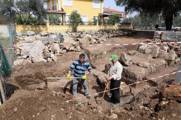 <p>Alandaki kazı çalışmalarında görevli Antalya Müze Müdürlüğü sanat tarihi uzmanı Serkan Turan, sondaj çalışmasının ardından Kültür ve Turizm Bakanlığı'nın izniyle kurtarma kazısının yapıldığını söyledi.</p>

<p> </p>
