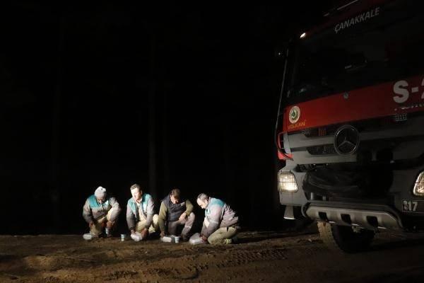 <p>Yangın söndürme görevlisi Halil Alkara ise “Dün saat 15.00 civarında başlayan yangına müdahalemiz devam ediyor. Sahurumuzu da burada yapıyoruz” diye konuştu.</p>
