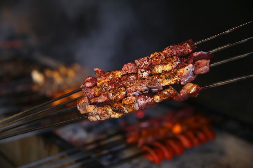 <p> Ramazan hazırlıklarımızı tamamladık. İftardan sonra başlıyoruz ve sahura kadar tüketiliyor. Özellikle il dışından gelen misafirlerin iftardan sonra ilk tercih ettikleri katmer oluyor. Bu yoğunlukta aksama yaşanmaması için hazırlıklarımızı tamamladık."<br />
 </p>

