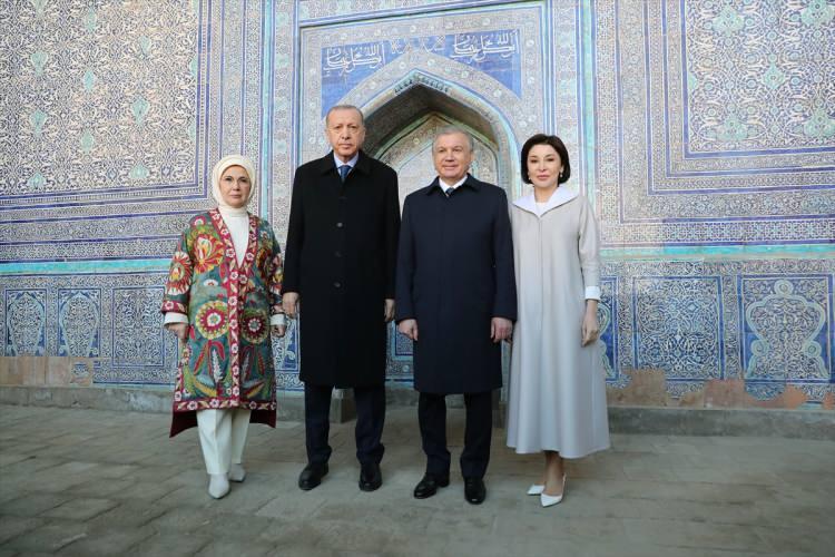 <p>İki lider ve beraberindeki heyetlerin "İçan Kale" alanına gelmesiyle Türk geleneklerinden örnekler içeren bir karşılama töreni düzenlendi.</p>
<p> </p>