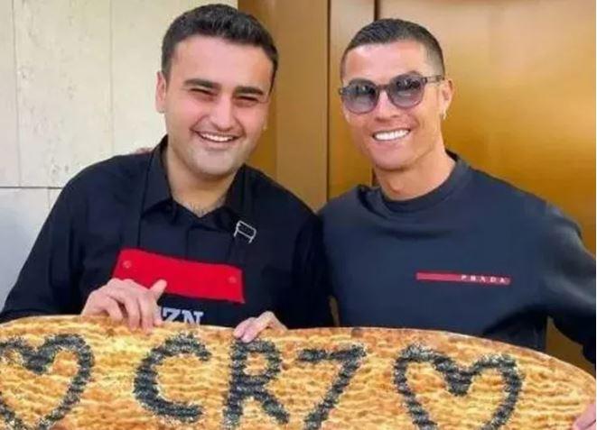 <p><strong>Dünyaca ünlü futbolcu yıldız Cristiano Ronaldo fenomen şef CZN Burak ile iş ortağı oluyor. Ünlü şef, yaptığı açıklamayla Ronaldo'nun ortağı olacağını ve restoran açacaklarını söyledi.</strong></p>
