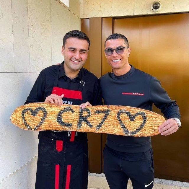 <p><strong>Çektiği videolarla da sosyal medyada fenomen hale gelen ünlü şef CZN Burak Özdemir, İngiltere'nin başkenti Londra'da kasım ayında açmaya hazırlandıkları restoranın ortağının dünyaca ünlü futbolcu Cristiano Ronaldo olduğunu açıkladı.</strong></p>
