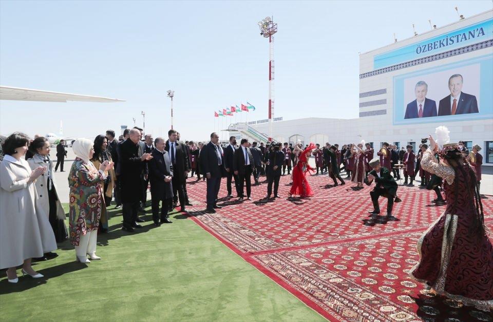 <p>Cumhurbaşkanı Erdoğan, Özbekistan'ın Hive şehrini ve kentteki İçan Kale bölgesini ziyaret edecek, onuruna verilecek akşam yemeğine iştirak edecek.</p>

<p> </p>
