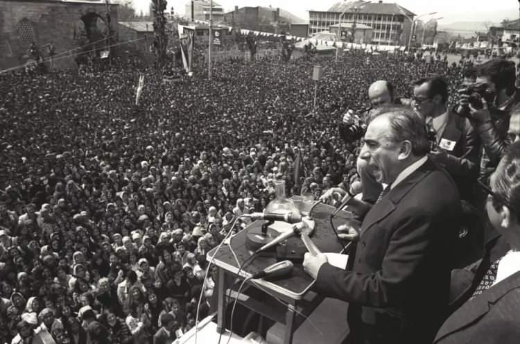 <p>MHP Genel Başkanı Alparslan Türkeş 26 Mayıs 1978'de partisinin Erzurum'da düzenlediği "Komunizme ve Bölücülüğe karşı Milli Birlik ve Beraberlik" Mitingine katılarak konuşma yaptı.</p>
