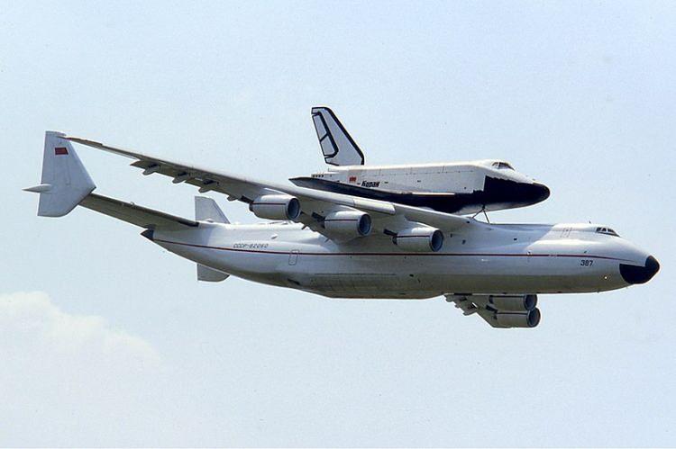 <p>Sovyet uzay mekiği Buran'ı taşımak için tasarlanan altı motorlu An-225 Mriya'nın kanat açıklığı 88,4 metre, uzunluğu ise 84 metreydi.</p>