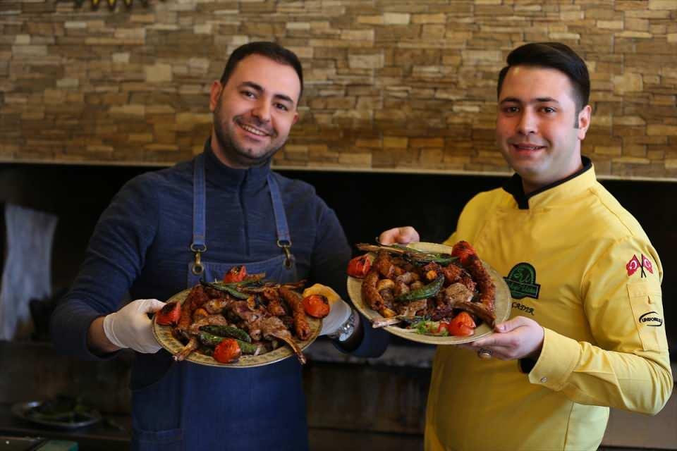 <p>Biz de hazırlıklarımızı tamamladık ve inşallah herkese bu tatlıyı ulaştıracağız. Kentteki tüm baklavacılar baklava imalatına hız verdi. En çok kullanılan fıstık, sade yağ ve kaymağımızı en az 1 ay yetecek şekilde aldık ve depoladık. </p>