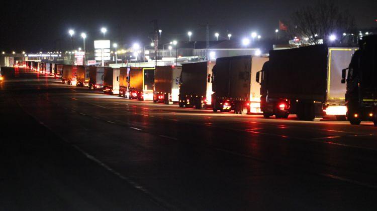 <p>Edirne’de Hamzabeyli Sınır Kapısı'nda yüklerini götürmek için bekleyen tır sürücülerinin oluşturduğu kuyruk kilometrelerce uzadı. Günlerce sıranın kendilerine gelmesini bekleyen tır sürücüleri, ailelerinden uzakta oruçlarını açtı.</p>
