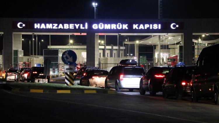 <p>Edirne’de Hamzabeyli Sınır Kapısı'nda ihracat yüklerini götürmek için bekleyen tır sürücüleri kilometrelerce kuyruk oluşturdu. </p>
