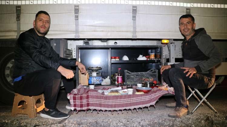 <p>Gebze’den Almanya’ya yola Ali Yılmaz Ramazanın ilk gününde ilk iftarını aracında bulunan dolapta kurduğu sofra ile yaptığını belirterek, “Ramazanın 1. günü. Yaklaşık 25 kilometreden sıraya girdik. Uykusuzuz, yorgunuz. </p>
