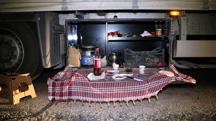 <p> Biran önce Bulgar gümrüğüne kadar gidip dinlenmek istiyoruz. Şimdi iftarımızı açıyoruz. Buna da şükürler olsun topraklarımızda iftarı açmak, Ramazana başlamak vesile oldu. Zorlukları var bu mesleğin.</p>
