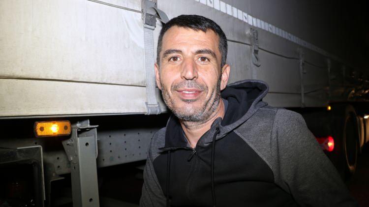 <p>Bizler de bunları bilerek direksiyona geçtik. Çoluk çocuğumuz için yollardayız. Araçlarımızda sadıklarımız var ve soframızı kurup yemek yeme şansımız oluyor. Türkiye’den 1, 2 ay kadar yetecek gıdamızı alıp çıkıyoruz yola. </p>

