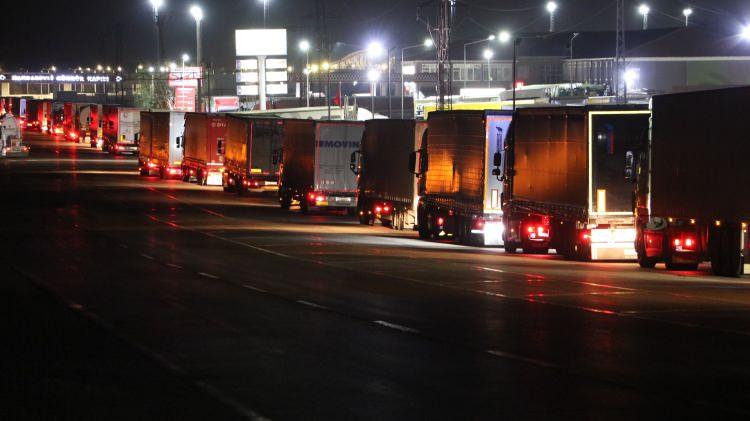 <p>Dün akşam saat 9’dan beri buradayız. Hamzabeyli’nde 30 kilometrelik sıraya girdik. Şükürler olsun Ramazanın ilk gününde iftarımızı da burada açmak nasip oldu. Aslında daha güzel bir şeyler yapabilirdik ama sırada olduğumuz için çok fazla uğraşamadık. Orucumuzu açtık Ali arkadaşımla beraber. </p>