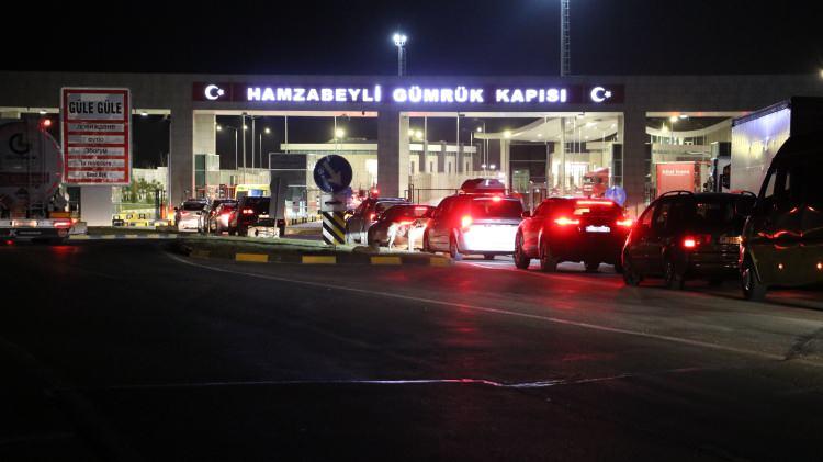 <p>Ben de Kocaeli’nde yükü aldım Almanya’ya gidiyorum. Ailemizden uzağız ve bizi en çok üzen, yoran sadece o oluyor. Ailemizin rızkı için yola çıkıyoruz, alıştık artık. Tek başına burada kuzuda kessek yenmiyor ve onun için arkadaşlarla bir araya gelip yiyoruz. Bütün ülkemizin Ramazanı mübarek olsun. Ramazanın ilk günüydü herkes iftarını açtı. Biz de isterdik ilk gün orucumuzu evde açalım ama nasip böleymiş” şeklinde konuştu.</p>
