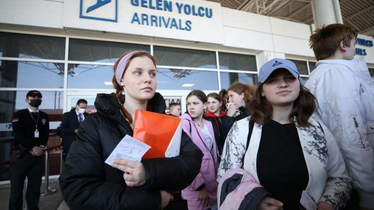 <p><strong>Bakanlıkların ortak çalışması sonucu ilk etapta Ukrayna`dan tahliye edilen 159`u yetim çocuk, 26`sı bakım personeli 185 kişi Polonya üzerinden Antalya`ya getirildi.</strong></p>
<p> </p>