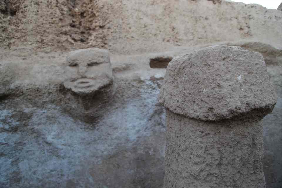 <p>Yeni ören yerlerinin kente katma değerinin fazla olacağını dile getiren Yaşar, şunları kaydetti:</p>

<p>"Kentimizde 12 tepe kazılmaya başlandı. Karahantepe'nin lansmanı yapıldı, biz de orayı tur programlarımıza koyduk. Gelen misafirlerimize oraları da gezdiriyoruz. Bu bölgeleri turizmciler olarak yeterince kullanamıyorduk. Dolayısıyla burası da şehrimize gelen misafirlerimize alternatif bir tur ve güzergah olacak. Bu da şehrin ve bölgenin ekonomisine ciddi katkı sunulması demektir. Bundan, otel de acenteler de restoranlar da taşımacılık yapanlar da herkes faydalanacak. Dolayısıyla çok fazla katma değeri olacaktır."</p>

<p> </p>
