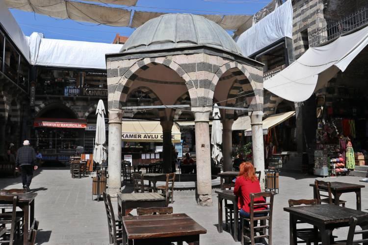 <p>Onlara Diyarbakır’ı gezdirelim dedik. Geldik ama On Gözlü bomboş. Herkese güzel bir ramazan diliyorum" dedi.</p>
