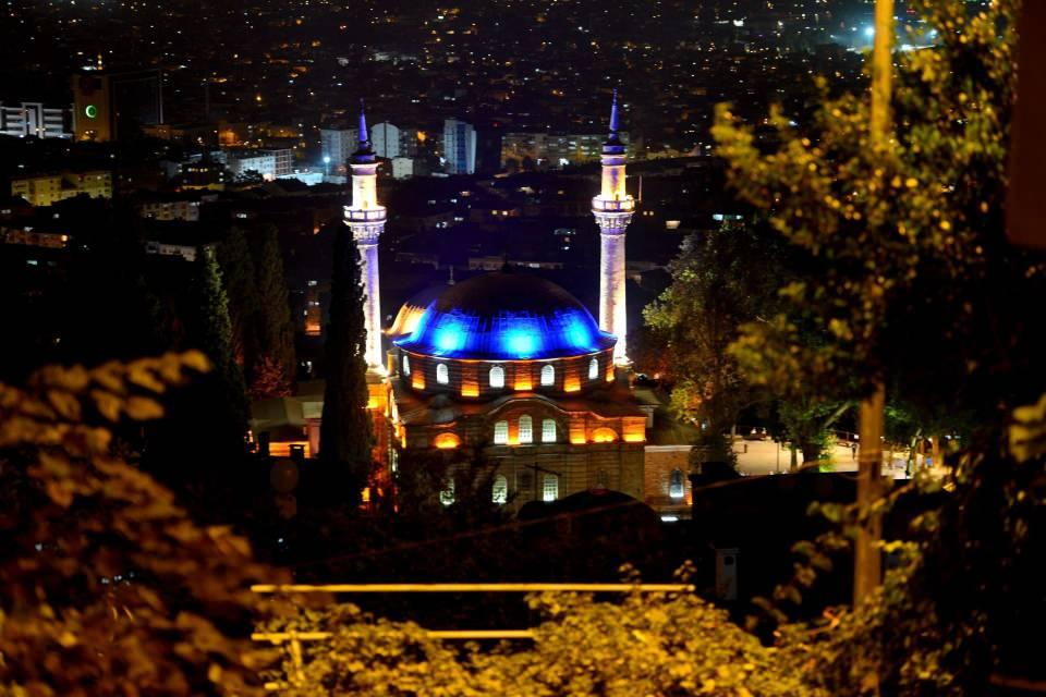 <p>Bir rivayete göre önceleri davul çalan bir kişinin gece aynı mahalledeki evinde yatmasına rağmen sabah 10 kilometre uzaklıkta bulunan Atıcılar Mahallesi'ndeki bir mezarlıkta kalktığı söyleniyor. Bunları duyan davulcular, Emirsultan Mahallesi'nde sahur vakti davul çalmıyor.</p>

