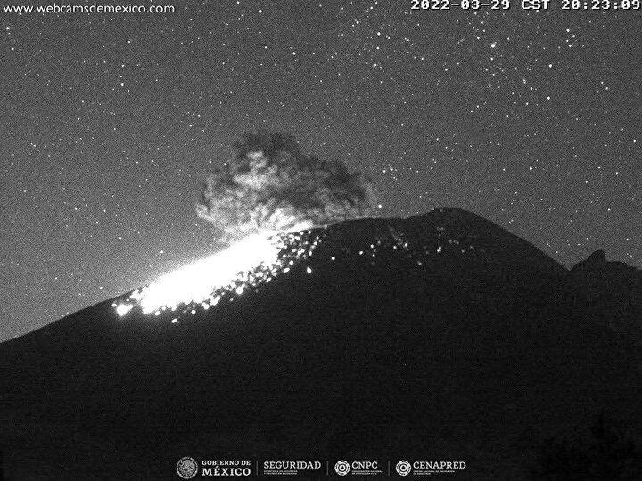 <p>Meksika’daki Popocatepetl Yanardağı’nda patlama meydana geldi. Meksika Ulusal Afet Önleme Merkezi (Cenapred) tarafından yapılan açıklamada, dün gece yerel saatle 20.22’de meydana gelen patlama ile çıkan lav ve küllerin yanardağ ağzından bin 100 metre yüksekliğe kadar ulaştığı bildirilerek, patlamaya ek olarak yanardağda 27 dakika süren düşük şiddetli deprem kaydedildiği aktarıldı.</p>

<p> </p>
