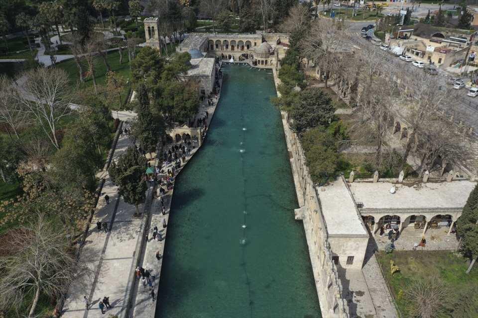 <p>Şanlıurfa'da en fazla ilgiyi, kentle özdeşleşen ve Hazreti İbrahim'in doğduğu rivayet edilen makam ve ateşe atıldığı yer olarak bilinen Balıklıgöl çekiyor.</p>

<p> </p>
