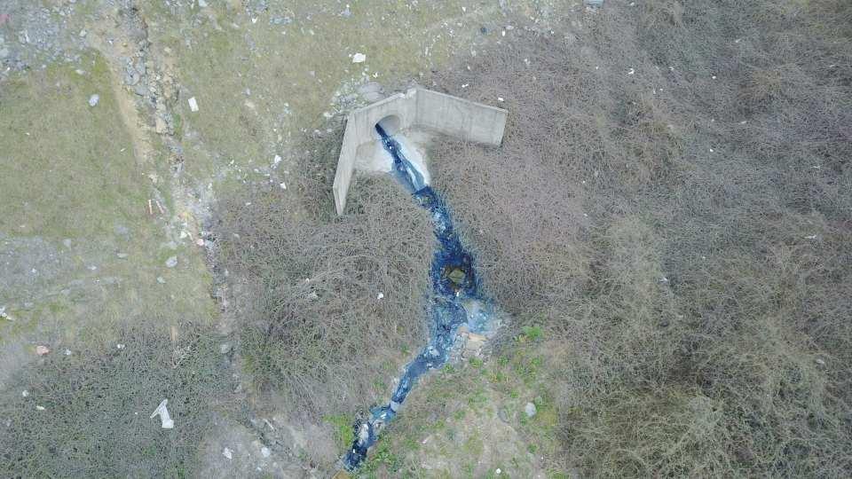 <p>Birçok fabrikanın bulunduğu bölgede, artarak farklı renklerde akan derenin etrafı çöplerle doldu. İSKİ'nin Atıksu Terfi Merkezi'nin hemen yanında bulunan derenin çevresinde hayvanların da zarar gördüğü belirtildi. </p>
