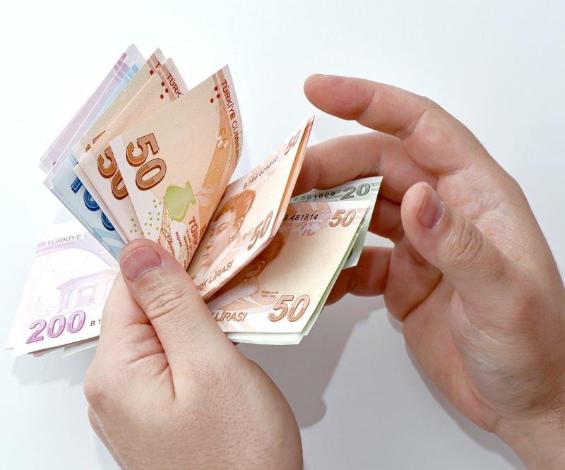 <p><strong>2. FORMÜL</strong></p>
<p>İkramiye artışında yeniden değerleme oranı da dikkate alınabilir. Bu yılın başında bazı vergi, harç ve cezaların güncellemesinde yüzde 36.2'lik yeniden değerleme oranı baz alındı. Eğer bu artış ikramiyeye yansıtılırsa bin 100 liralık tutar, bin 498 lira 20 kuruş olabilecek. Bu yıl 2 bayramda elde edilecek gelir 2 bin 996 lira 40 kuruşu bulacak.</p>
