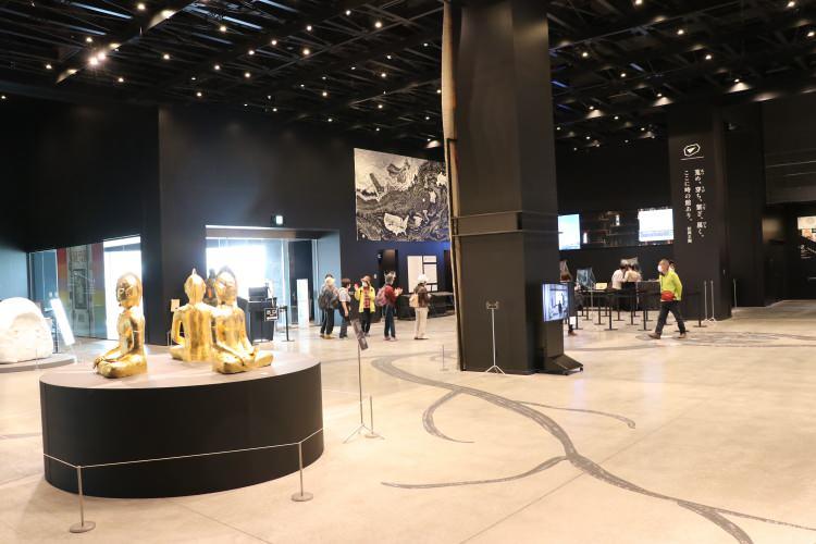 <p>"Edit Town" katının sonunda ulaşılan "Bookshelf Theater" ise artırılmış dikeylik sayesinde kurulan raf uçurumlarıyla "sonsuz kitaplık" izlenimi sunuyor. </p>