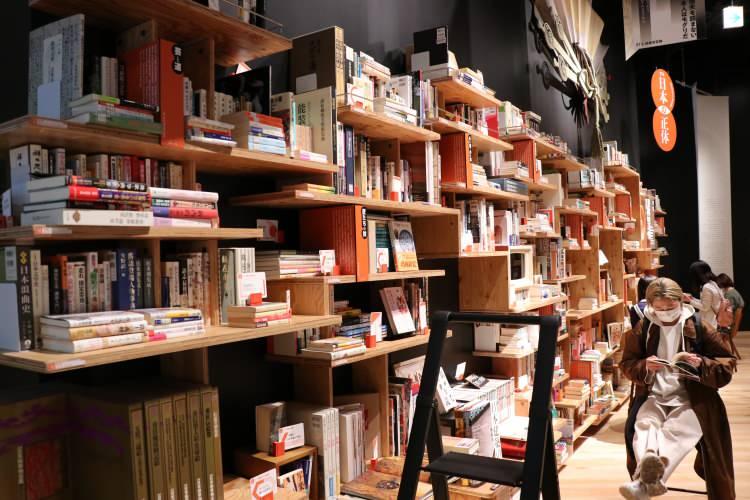 <p> Mimarı Kuma'nın eserleri arasında Japonya Ulusal Stadyumu'nun yanı sıra Eskişehir'deki Odunpazarı Modern Sanat Müzesi de yer alıyor.</p>