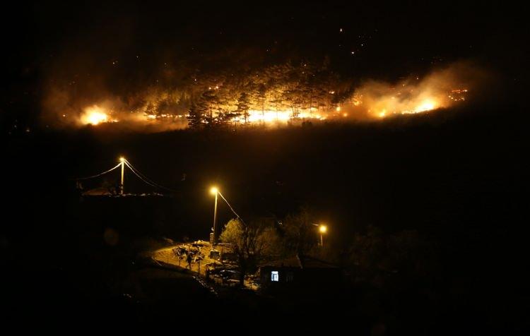 <p>Çanakkale Orman Bölge Müdürlüğü ile Bayramiç Orman İşletme Müdürlüğü ekipleri, yangını kontrol altına almak için çalışma başlattı.</p>
