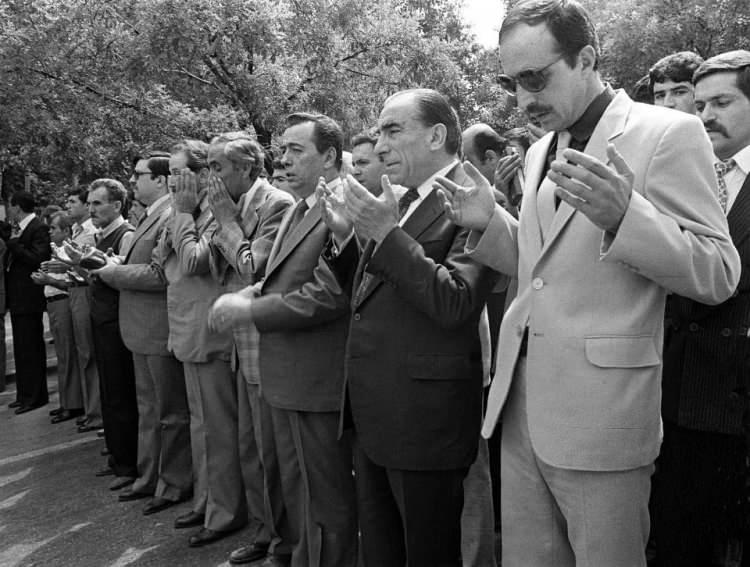 <p>MHP genel Başkanı Türkeş, öldürülen MHP Çanakkale Milletvekili adayının 9 Ağustos 1980'de düzenlenen cenaze törenine katıldı. </p>
