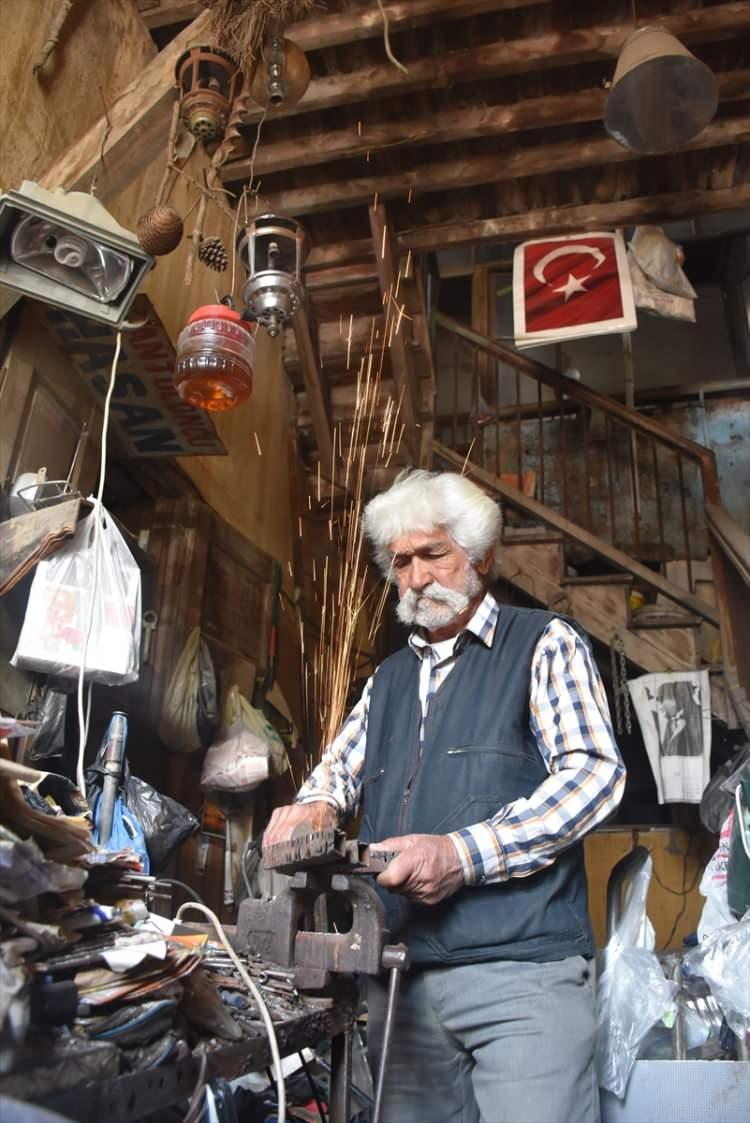 <p>65 yıldır bu mesleğin içindeyim, bir ömür. Ölüm gelinceye kadar mesleğime devam edeceğim. Yaklaşık 50 yıllık müşterilerim var. Adana'nın birçok noktasından insanlar benim yanıma gelirler." diye konuştu.</p>
<p> </p>