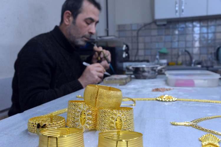 <p>Başkanımız da bunu gözlemleyerek kanalizasyona arıtma tesisi yapma projesini başlattı. Biz aslında burada kendi firemizi kontrol etmeye çalışıyoruz. Yaptığımız işin sonunda küçük kırıntılar, altın tozları elimize, üzerimize bulaşıyor ve elimizi yıkadığımızda, üzerimizi silkelediğimizde gidiyor. El yıkamada kendimizce tedbirler alıyoruz ama yeterli olmuyor" diye konuştu.</p>