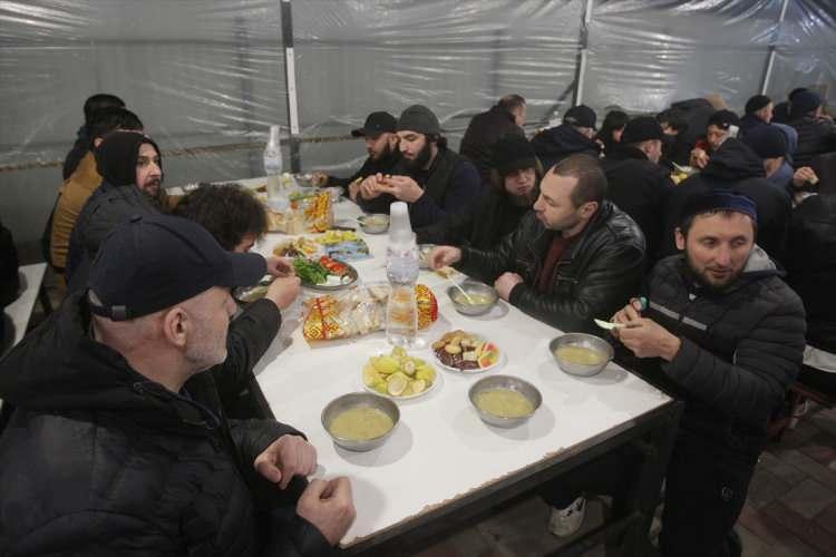 <p>Röstermov, Kiev'de benzer 4 merkezin daha bulunduğunu ama şimdilik güvenlik amacıyla sadece burada kaldıklarını dile getirerek, insanların dönmesi ile ilerleyen günlerde diğer merkezlerde de iftar yemeği vermeye başlayabileceklerini ifade etti.</p>
