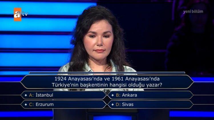 <p><strong>TÜRKİYE'NİN BAŞKENTİ SORUSU SORULDU</strong></p>

<p>Tıp öğrencisi yarışmacıya "1924 Anayasası'nda ve 1961 Anayasası'nda Türkiye'nin başkentinin hangisi olduğu yazar" sorusu soruldu.</p>
