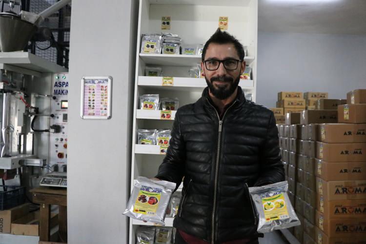 <p><strong>Yıllık üretim hedefi 400 ton</strong></p>
<p>Limonlu, çilekli, kavunlu, incirli, cevizli ve Antep fıstıklı gibi 21 çeşit dondurma aroması ürettiklerini anlatan Ayaz, şunları kaydetti:</p>