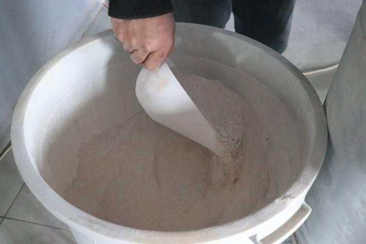 <div>"Geçen sene yıllık ortalama üretimimiz 270 tondu, bu sene 400 tona çıkarmayı hedefliyoruz. Çalışan sayımızı da arttırmayı planlıyoruz. KOSGEB'den aldığımız destek sayesinde firmamızı bugünkü haline getirdik. Elimden geldiğince istihdam sağlayıp, ihracat yaparak KOSGEB'in sağladığı desteklerin karşılığını vermeye çalışıyorum. 4 ülkeye ihracat yaptık. İhracat için birçok ülkeyle görüşmemiz var. Daha fazla ülkeye ürünümüzü gönderip tanıtmak istiyoruz."</div>
<div> </div>